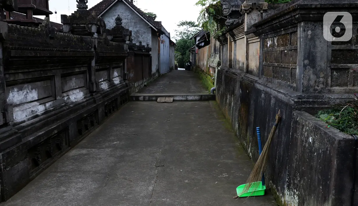 Kawasan Desa Penglipuran terlihat asri karena masih dikelilingi hutan bamboo, Rabu (16/8/2023). (Liputan6.com/Helmi Fithriansyah)