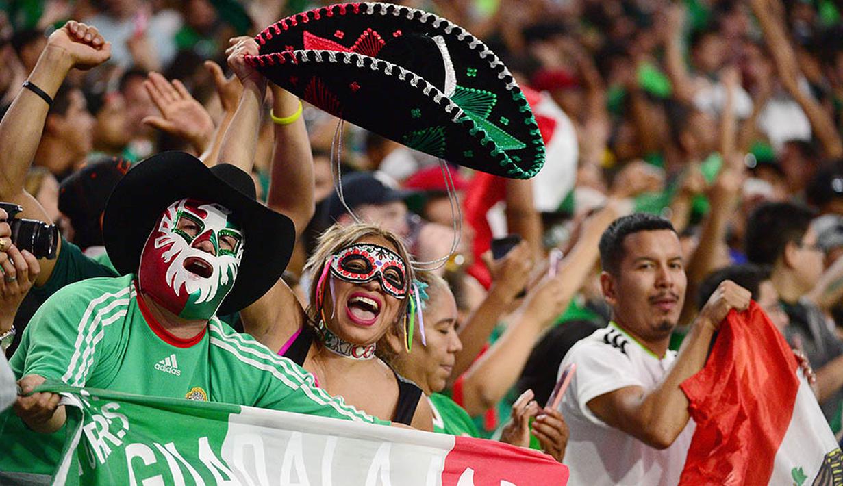 Para suporter Meksiko merayakan keberhasilan timnas mereka menaklukan Uruguay pada laga Grup C Copa Amerika. Sementara pada laga lain Grup C, Venezuela berhasil menang 1-0 atas Jamaika. (AFP/Jennifer Stewart)