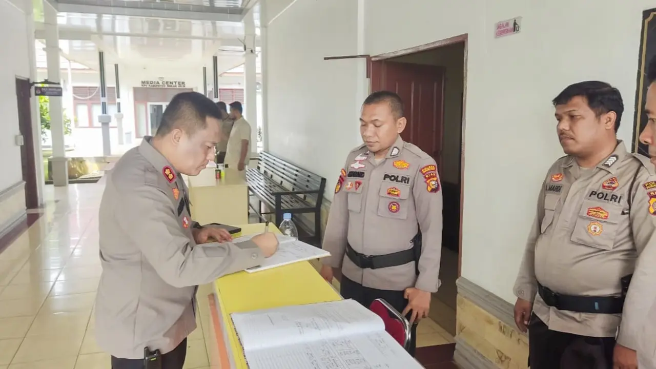 Kapolres Rokan Hilir AKBP Isa Imam Syahroni mengecek petugas yang menjaga kantor KPU.