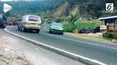 Sebuah mobil melesat dengan kecepatan tinggi di tikungan tajam. Mobil kemudian hilang kendali dan menabrak wc di sebuah warung makan.