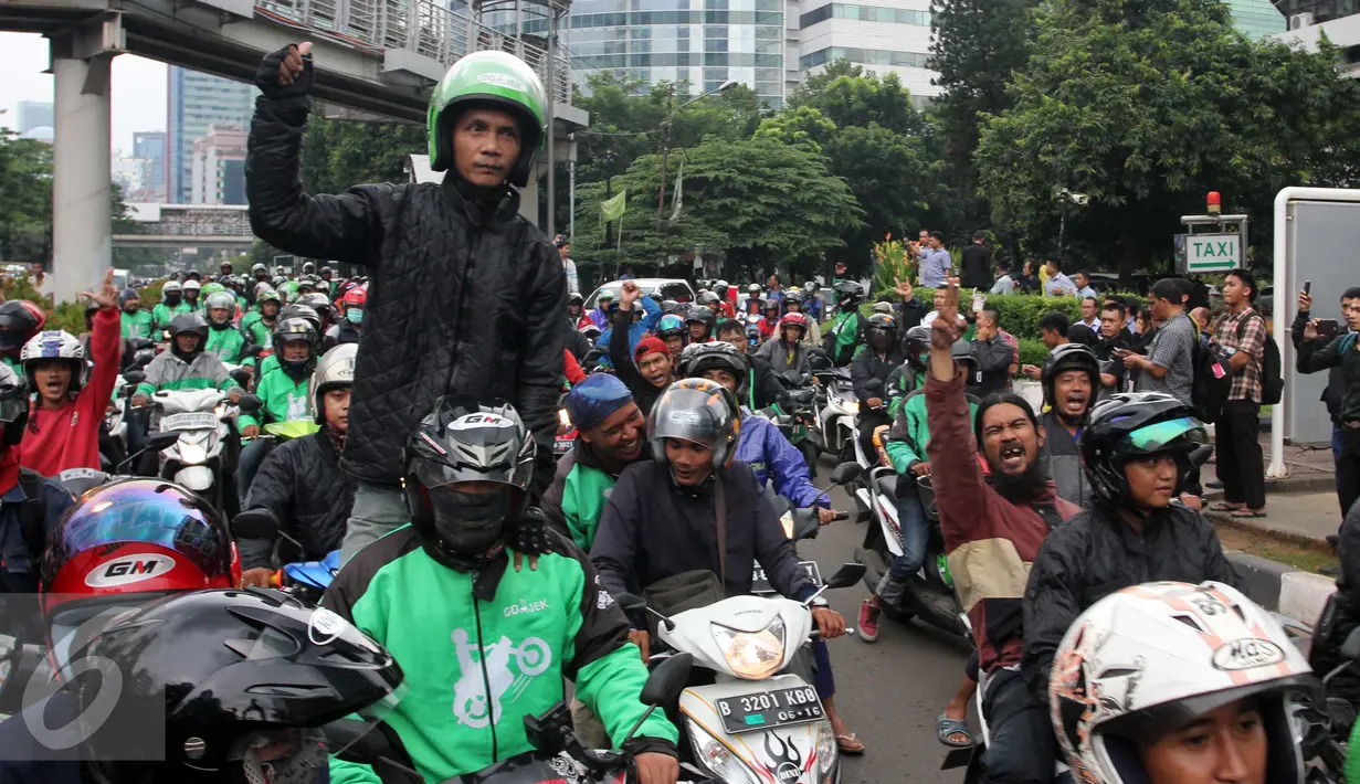 Sejumlah Pengemudi Ojek Online memadati jalan di kawasan Kuningan, Jakarta, Selasa (22/3). Mereka melakukan aksi sweeping kepada taksi yang melintas di kawasan tersebut. (Liputan6.com/Helmi Afandi)
