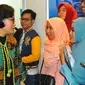 Menteri Keuangan, Sri Mulyani berbincang dengan peserta usai membuka pameran pendidikan tinggi LPDP Edufair 2017 di Kantor Kemenkeu, Jakarta, Selasa (31/1). (Liputan6.com/Angga Yuniar)