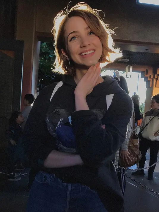 Totalitas memerankan sosok Nami benar-benar dilakukan oleh Emily Rudd. Emily memangkas rambutnya hingga sebahu agar mirip dengan penampilan Nami One Piece sebelum time skip. Tak heran, di foto Emily Rudd ini banjir like dan komentar dari netizen yang terkesima dengan penampilannya. (Liputan6.com/IG/@emilysteaparty)