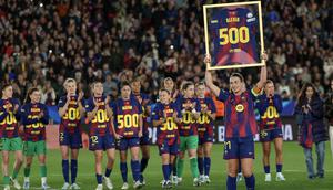 Alexia Putellas mencatatkan penampilan ke-500 bersama Barcelona saat laga perempat final Liga Champions Wanita 2025/2026 melawan Real Madrid, Kamis (02/04/2026). (AFP/Lluis Gene)