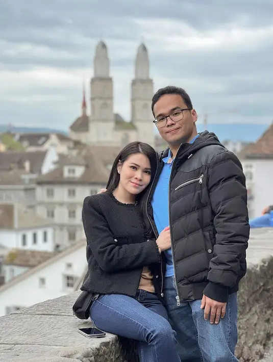 Pose manis anak Hotman Paris dan Chen Giovani. Dengan latar pemandangan luar biasa dari berbagai bangunan, Fritz tampil dengan polo shirt biru yang ditumpuknya dengan puffer jacket hitam, dan celana jeans. Chen Giovani sendiri tampil dengan atasan cokelat, yang ditumpuknya dengan structured jacket  hitam, dan celana jeans. Foto: Instagram.