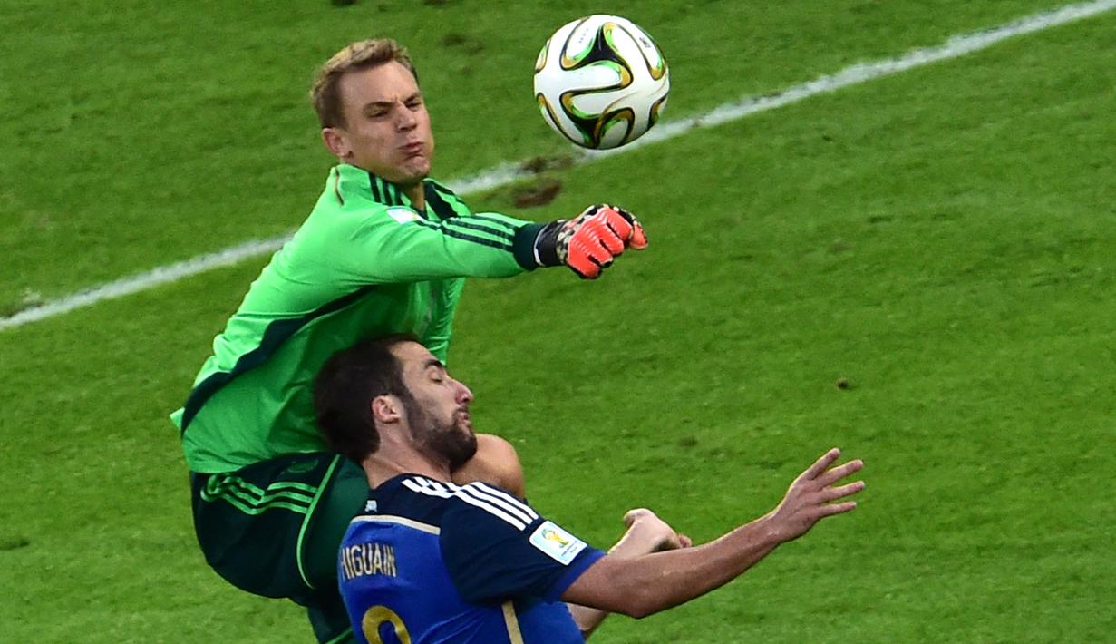 Manuel Neuer. Pada Piala Dunia 2014 yang digelar di Brasil, kiper Timnas Jerman yang masih akan tampil di Piala Dunia 2022 Qatar ini mampu membawa negaranya meraih titel juara usai mengalahkan Argentina 1-0 lewat perpanjangan waktu. Dalam total 7 laga ia mencatat 4 kali clean sheet dan kebobolan 4 gol. Selain di Piala Dunia 2014, ia juga tampil di edisi 2010 dan 2018. Total ia mengumpulkan 16 caps dalam 3 edisi Piala Dunia dengan torehan 7 kali clean sheet dan kebobolan 11 gol. (AFP/Nelson Almeida)