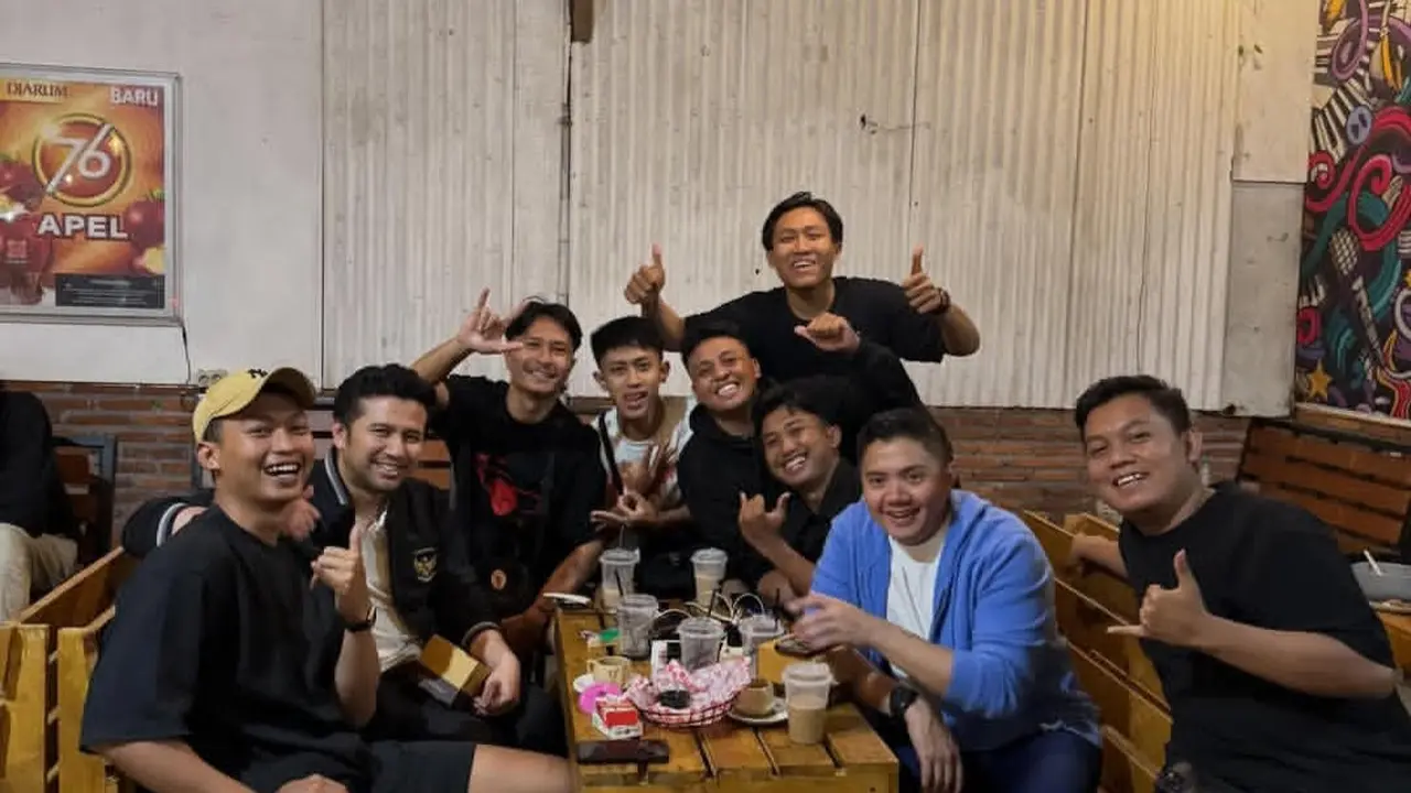 Sekretaris Kabinet Teddy Indra Wijaya menyempatkan diri nongkrong dan nonton bareng (nobar) laga Timnas Futsal Indonesia melawan Iran di sebuah warung kopi (warkop) di Kota Malang. (Setkab)