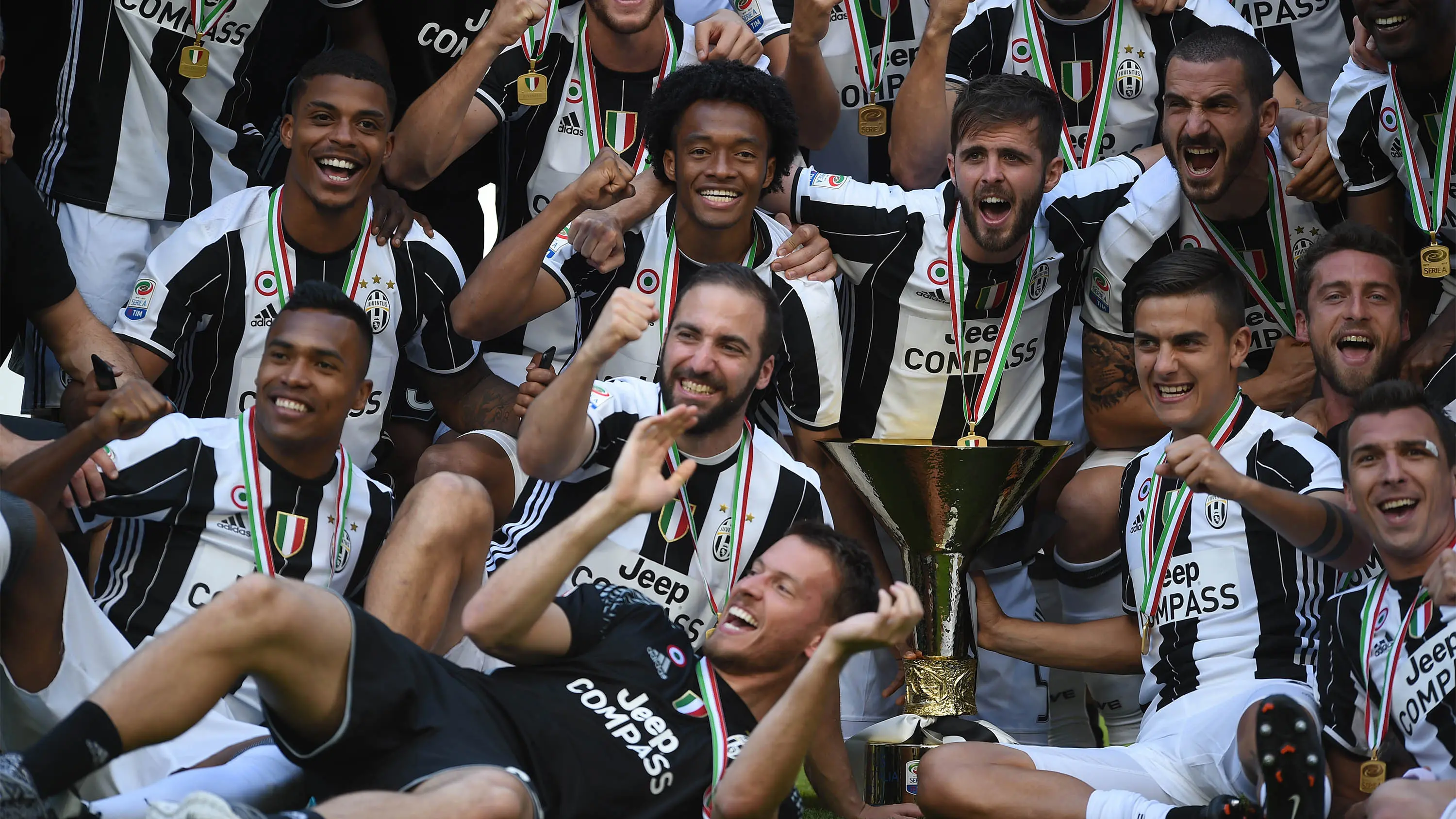 Para pemain Juventus merayakan gelar Scudetto di Stadion Juventus, Turin, Minggu (21/5/2017). (AFP/Filippo Monteforte)