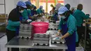 Pekerja menyiapkan paket makanan untuk program makan bergizi gratis (MBG) di salah satu dapur Satuan Pelayanan Pemenuhan Gizi (SPPG) Yasmin, Kota Bogor, Kamis (9/10/2025). (merdeka.com/Arie Basuki)