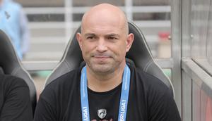 Pelatih kepala PSM Makassar, Bernardo Tavares saat laga pekan ke-3 BRI Liga 1 2023/2024 menghadapi Persikabo 1973 di Stadion Pakansari, Cibinong, Bogor, Jumat (14/7/2023). (Bola.com/Abdul Aziz)