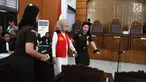 Terdakwa Ratna Sarumpaet dikawal petugas tiba di Pengadilan Negeri (PN) Jakarta Selatan, Kamis (29/2). Ratna menjalani sidang dakwaan perdana atas kasus penyebaran berita hoaks yang menyebutkan wajah lebam. (Liputan6.com/Herman Zakharia) 