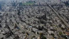 Pemandangan ribuan rumah di kawasan penghasil anggur Santa Rosa, California, yang habis dilalap api, Rabu (11/10). Data sementara, setidaknya 17 orang tewas dan sekitar 2.000 rumah serta properti bisnis hancur total dimakan api. (AP Photo/Jeff Chiu)