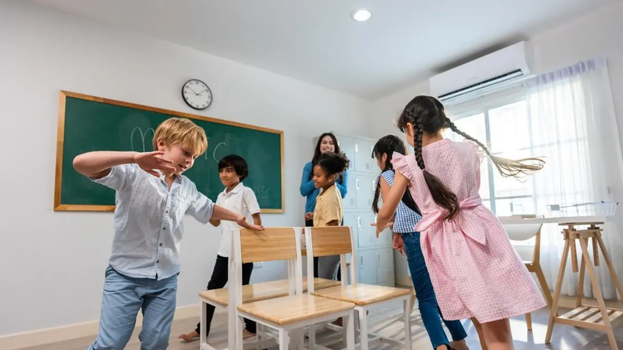 Anak-anak sedang bermain di kelas (Foto Dok: Freepik/Jomkwan)