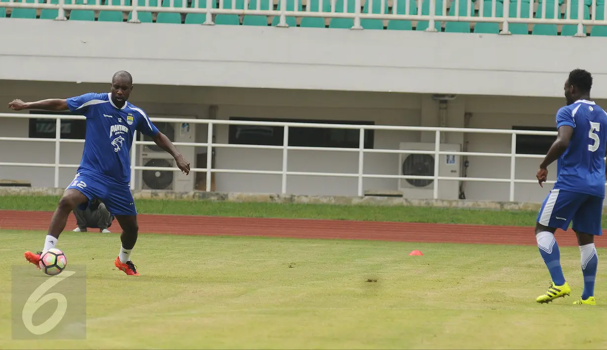Pemain bintang Persib, Carlton Cole (kiri) saat melakukan latihan resmi laga lanjutan Liga 1 melawan PS TNI di Stadion Pakansari, Kab Bogor, Jumat (21/4). Laga PS TNI melawan Persib akan digelar pada Sabtu (22/4). (Liputan6.com/Helmi Fithriansyah)