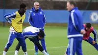 Jose Mourinho saat  memimpin latihan terakhir Chelsea di Cobham, London, Kamis (17/12/2015). Tak lama berselang, Chelsea memutuskan memecat Mou. (Daily Mail)