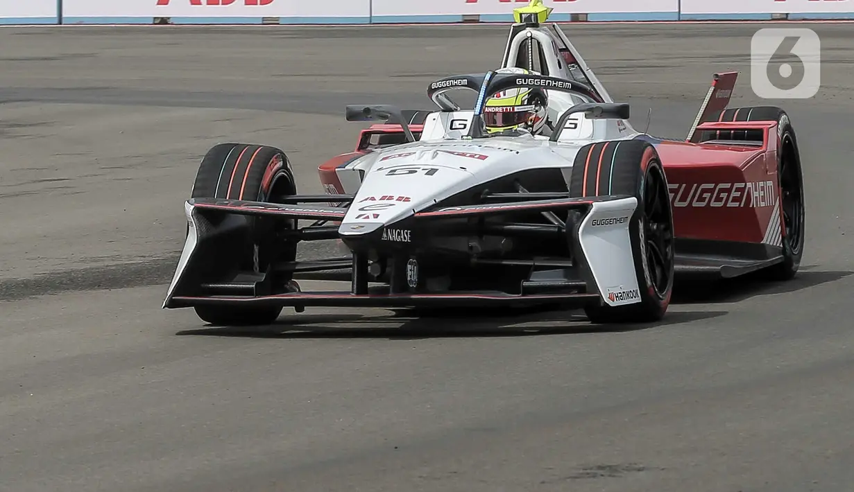 Pada sesi Kualifikasi Formula E Jakarta 2025 yang digelar di Jakarta International E-Prix Circuit pada Sabtu (21/6/2025) pagi WIB, pembalap dari tim Andretti Formula E, Jake Dennis berhasil menyabet pole position dengan torehan waktu tercepat 1 menit 6,713 detik. Torehan waktu Jake Dennis mengungguli pesaing terdekatnya, Taylor Barnard dari Neom McLaren yang mencatatkan waktu 1 menit 7.715 detik saat duel final. (Liputan6.com/Herman Zakharia)