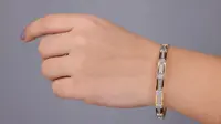 10 Rekomendasi Gelang Emas Putih Elegan untuk Wanita Usia 50 Tahun ke Atas, Desain Simpel nan Anggun