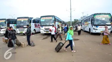 Sejumlah pemudik membawa barang miliknya ketika mengikuti mudik gratis bagi pedagang jamu bersama Sido Muncul di kawasan Kemayoran, Jakarta, Minggu (12/7/2015). Mudik bareng ini diikuti ribuan pedagang jamu. (Liputan6.com/Faizal Fanani)