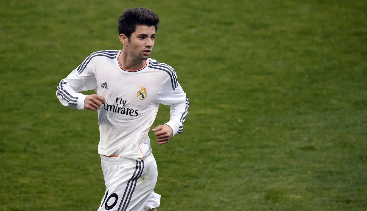 Menjadi anak pesepakbola ternama tentu bukan jaminan kesuksesan. Hal itu yang dialami Enzo Zidane di bawah bayang-bayang kehebatan ayahnya, Zinedine Zidane. Pemain 29 tahun ini  telah berada dalam daftar agen bebas sejak musim panas lalu. (Franck FIFE / AFP)