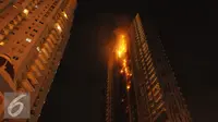 Hampir setiap lantai di apartemen Neo Soho yang terbakar mengalami kebakaran, Jakarta, Rabu (9/11). Belum diketahui apa penyebab kebakaran ini. (Liputan6.com/Helmi Afandi)