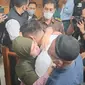 Irfan Widyanto tak kuasa menahan tangisnya usai mendapat vonis 10 bulan penjara dari Majelis Hakim Pengadilan Negeri (PN) Jakarta Selatan dalam perkara obstruction of justice pembunuhan Nofriansyah Yosua Hutabarat alias Brigadir J. (Merdeka.com/Bachtiarudin Alam)