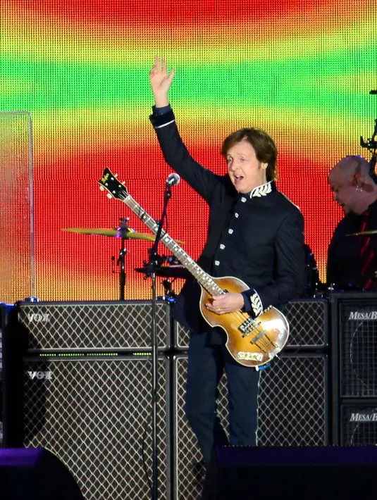 Paul McCartney, pentolan The Beatles yang meramu ulang lagu kolaborasinya dengan sang raja pop Michael Jackson seakan mengulang kejayaan masa lalu. (Bintang/EPA)