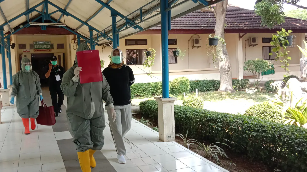 Bakal calon Wali Kota Cilegon, Ratu Ati Marliyati, mengikuti tes kesehatan di RSUD Cilegon