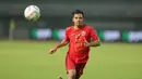 <p>Pemain Persija Jakarta, Aji Kusuma menguasai bola saat melawan Bhayangkara FC pada laga pekan ke-20 BRI Liga 1 2023/2024 di Stadion Patriot Candrabhaga, Bekasi, Senin (27/11/2023). (Bola.com/M Iqbal Ichsan)</p>