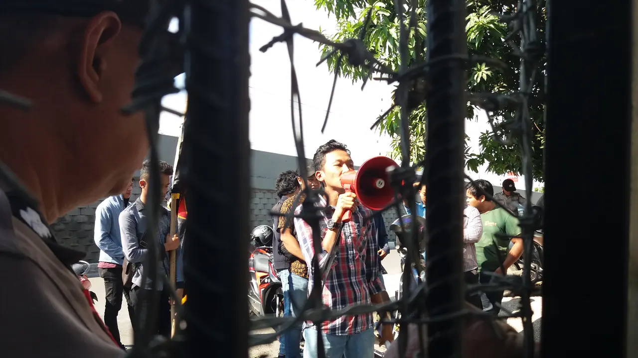 Sejumlah mahasiswa berunjuk rasa menuntut penuntasan kasus dugaan suap proyek DAK senilai Rp 40 miliar di Kota Pare-Pare (Liputan6.com/ Eka Hakim)