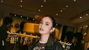 Sentuhan kaus grafis memberi kesan kasual yang kontras, sementara tas Tabby berwarna pink dengan aksen chain strap menjadi highlight yang langsung menarik perhatian. Look ini terasa effortless, tapi tetap polished, mencerminkan perempuan modern yang percaya diri dengan gayanya sendiri.  [Dok/KANMO GROUP].