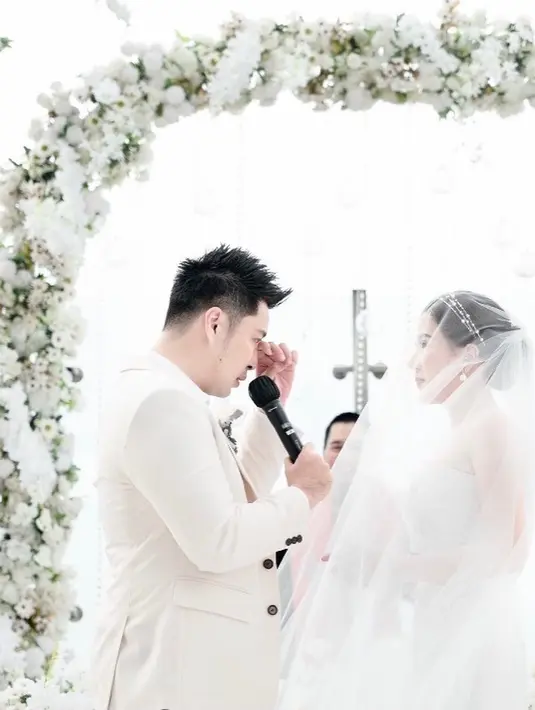 Dalam pernikahannya, wanita kelahiran Surabaya ini nampak memancarkan aura kebahagiaannya. Kedua pengantin pun tak kuasa menahan air mata haru saat prosesi pernikahan. (Liputan6.com/IG/@anqela.tee).