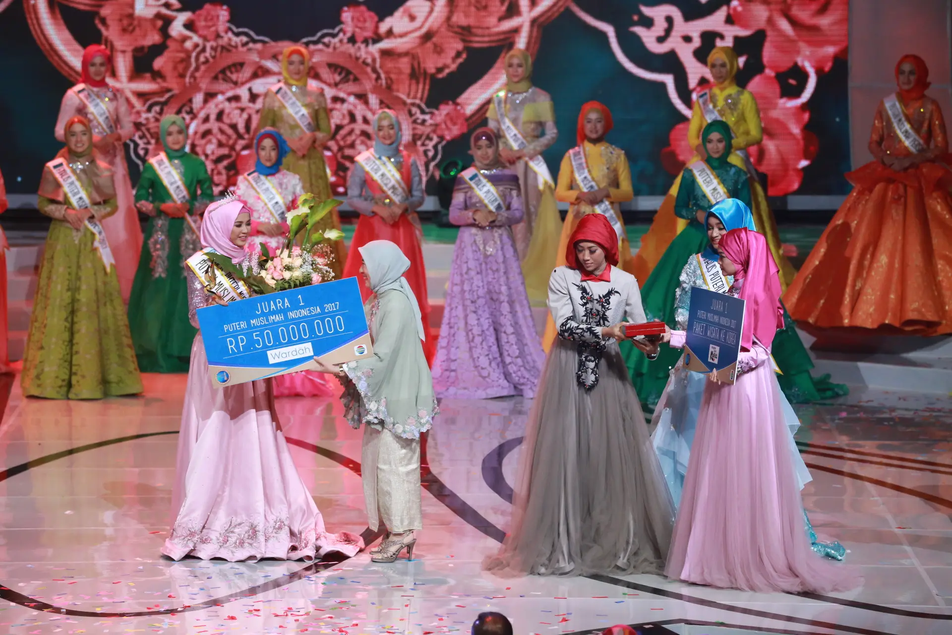 Syifa Fatimah menerima hadiah sebagai juara 1 ajang Puteri Muslimah Indonesia 2017 (Adrian Putra/bintang.com)