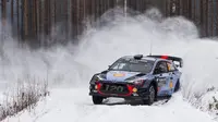 Pebalap Hyundai i20 Coupe WRC asal Belgia, Thierry Neuville, memacu mobilnya melintasi salju pada Reli Swedia 2017 di Torsby, Swedia, Jumat (10/2/2017). (EPA/Nikos Mitsouras)