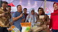 Direktur Jenderal Penanganan Fakir Miskin (PFM) Kemensos Andi ZA Dulung turut menyaksikan penyerahan program Sembako Murah yang dilaksanakan di e-Warong Maraja, Kota Makassar, Sulawesi Selatan