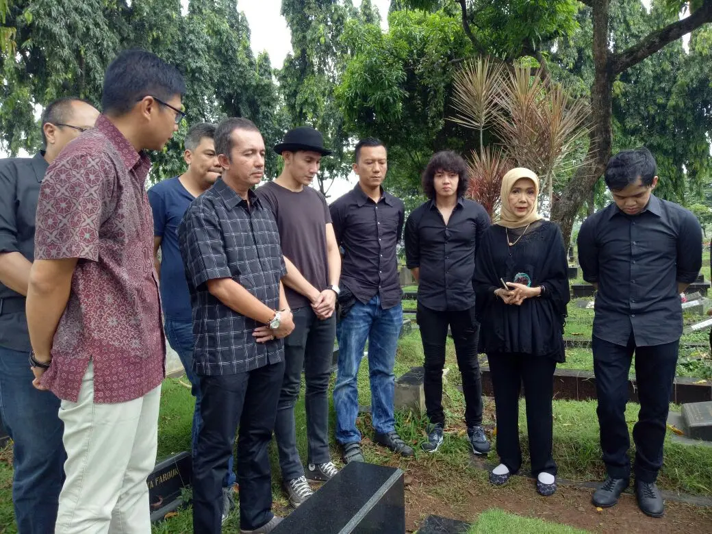 Vino G. Bastian ziarah ke makam Chrisye (Adrian Putra/bintang.com)