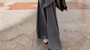 Ria Ricis baru saja umrah di awal tahun 2024, ia tampil dengan abaya hitam yang serasi dengan kerudung dan cadarnya. [@riaricis1795]