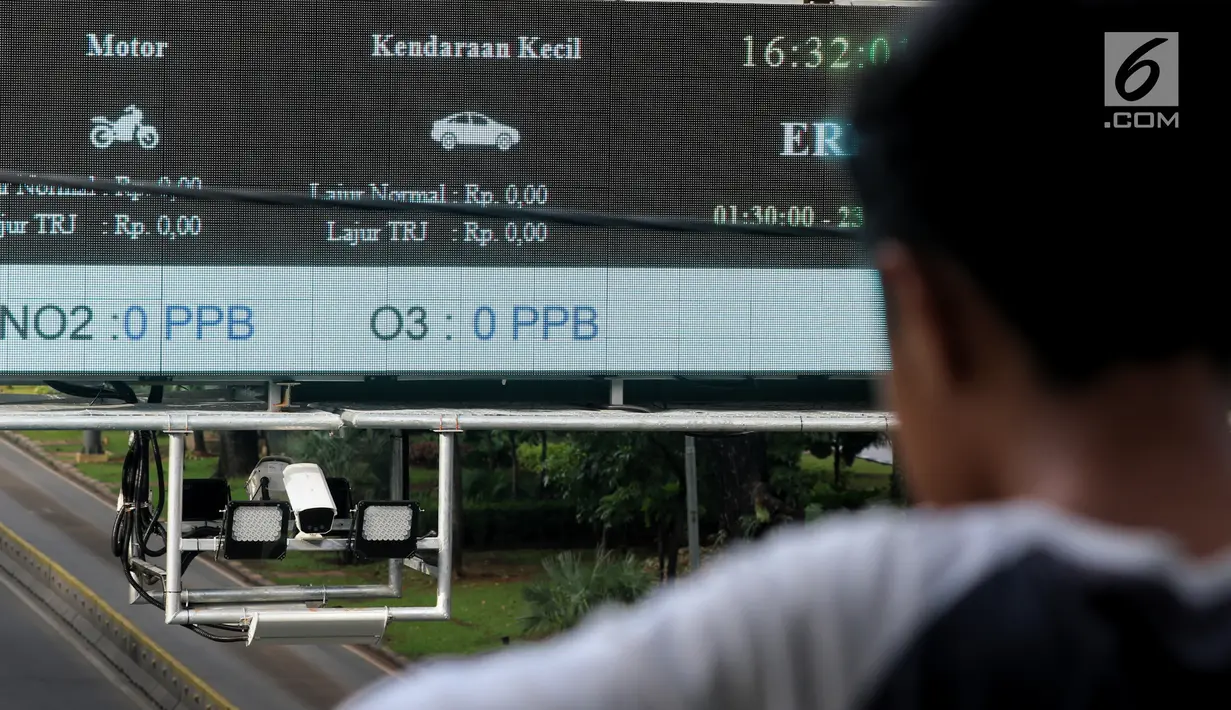 CCTV terpasang di dekat alat ERP di Jakarta, Sabtu (19/1). Meski dua perusahaan peserta lelang ERP mundur teratur dari proses tender yang sedang berlangsung, Pemprov DKI Jakarta tetap optimis sistem ERP dapat terlaksana. (Liputan6.com/JohanTallo)