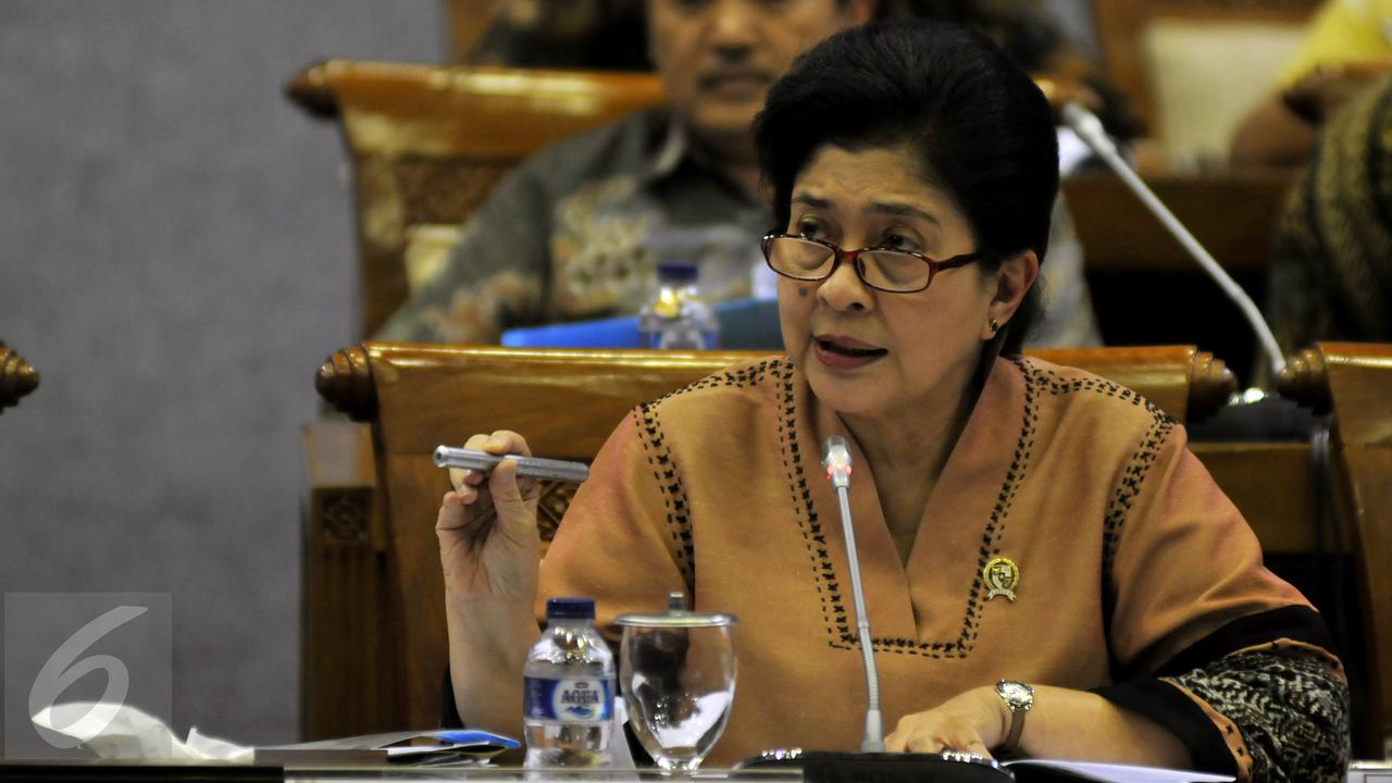 Menteri Kesehatan Nila Moeloek