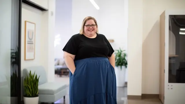 Ilustrasi Rok untuk Orang Plus Size (credit: canweallgo/unsplash)