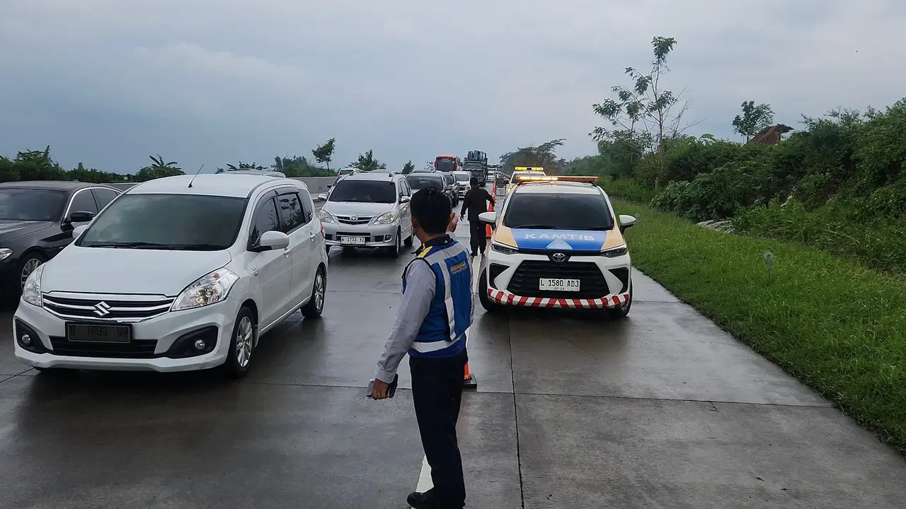 Antrian kendaraan akibat genangan air di Km 67 B arah Surabaya ruas Jalan Tol Pandaan-Malang. (Dok PT Jasamarga Pandaan Malang)