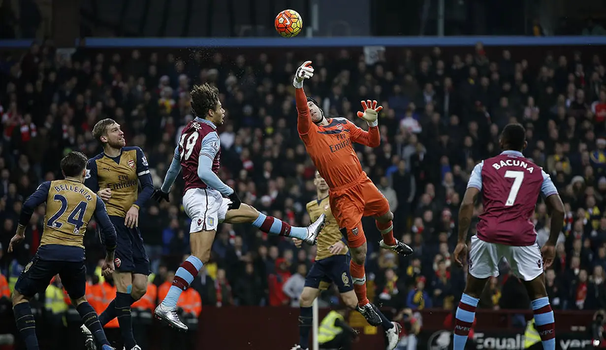 Kiper Arsenal, Petr Cech, mengamankan gawangnya dari gempuran pemain Aston Villa pada laga Liga Premier Inggris di Stadion Villa Park, Inggris, Minggu (13/12/2015). (AFP/Adrian Dennis)