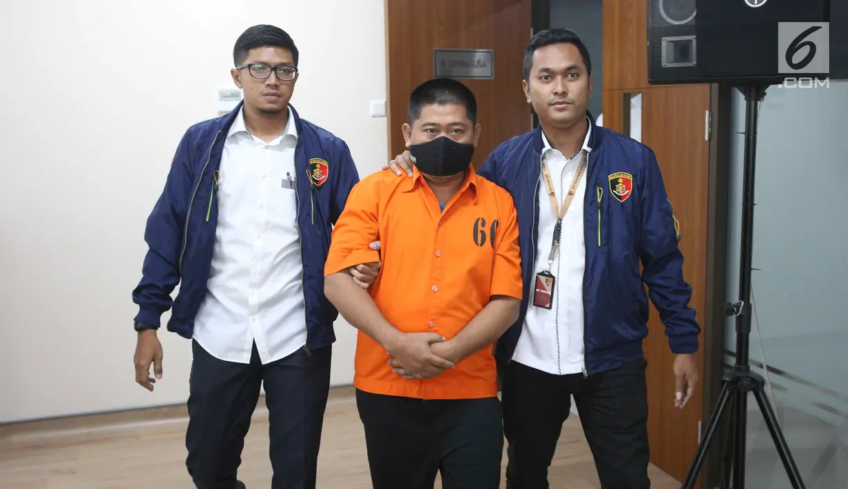 Polisi menggiring tersangka saat rilis kasus tindak pidana illegal loging di Bareskrim Polri, Jakarta, Selasa (6/8/2019). Tersangka berinisial M ditangkap karena menjadi dalam pembalakan liar hutan di Provinsi Jambi dan Sumatera Selatan. (Liputan6.com/Immanuel Antonius)