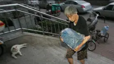 Seorang wanita renta berusia 70 tahun dengan berat badan 37,5 kg di Distrik Shijingshan Beijing Tiongkok mungkin menjadi wanita tertua yang berprofesi pengantar air di kota tersebut. Gao Meiyun sejak 2006 bekerja sepanjang hari mulai pukul 06.00 