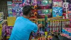 Seorang pedagang menata kembang api di Pasar Asemka, Jakarta, Selasa (29/12/2020). Sejumlah pedagang menyatakan, jelang perayaan Tahun Baru 2021 ini penjualan kembang api mengalami penurunan 75 persen dari tahun lalu. (Liputan6.com/Faizal Fanani)
