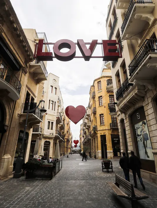 Suasana di sebuah jalan yang di dekorasi simbol hati di pusat ibukota Lebanon, Beirut (8/2). Kota tersebut bersiap untuk merayakan Hari Valentine pada 14 Februari. (AFP Photo/Joseph Eid)