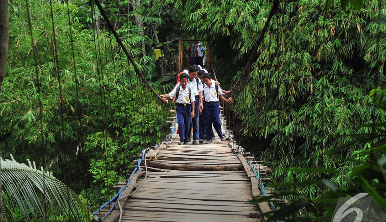 Sejumlah pelajar berjalan di jembatan gantung di Lebak-Banten. Foto diambil pada Selasa (5/11/2014) (Liputan6.com/Johan Tallo)