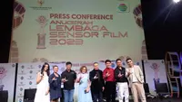 (Kiri-kanan) Agla Artalidia, Waode POPA, Indra Mulyanto (VP Creative IEP), Harsiwi Achmad (Direktur Programming SCM), Rommy Fibri Hardiyanto (Ketua Lembaga Sensor Film), dr. Iqhbal LIDA, Indy Gunawan, dan Hari Putra. Anugerah Lembaga Sensor Film 2023. (ist)