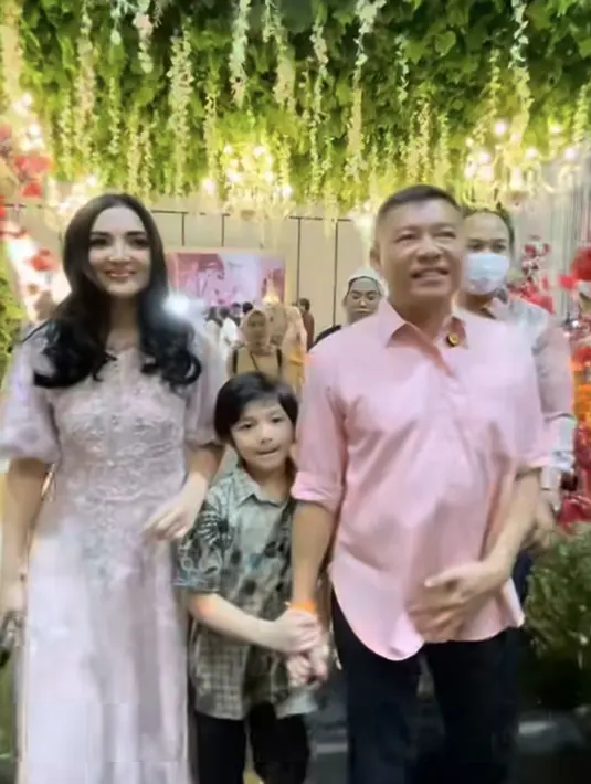 Meski kurang fit, namun Ashanty tetap menawan lewat tampilannya. Ashanty juga didampingi suaminya, Anang Hermansyah yang mengenakan kemeja pink serta kedua anaknya. [@ashanty_ash]