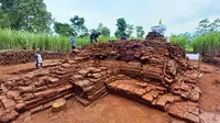 Proses eskavasi ketiga di Situs Srigading, Lawang, Malang. Para arkeolog membutuhkan eksvasi lanjutan guna menyingkap lebih dalam situs yang telah berdiri sejak masa Mataram kuno di itu (Liputan6.com/Zainul Arifin)