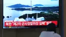 Layar TV menampilkan laporan peluncuran roket Korea Utara dengan gambar file selama program berita di Stasiun Kereta Api Seoul di Seoul, Korea Selatan, Kamis (24/8/2023). Korea Utara mengatakan pada hari Kamis bahwa upaya kedua untuk meluncurkan satelit mata-mata gagal tetapi berjanji untuk melakukan upaya ketiga pada bulan Oktober. (AP Photo/Lee Jin-man)